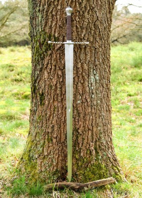 Puolentoista käden bastard-miekka nahkahuotralla