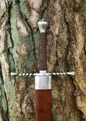 Puolentoista käden bastard-miekka nahkahuotralla