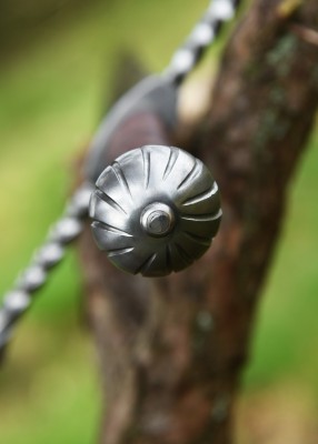 Puolentoista käden bastard-miekka nahkahuotralla