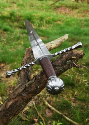 Puolentoista käden bastard-miekka nahkahuotralla