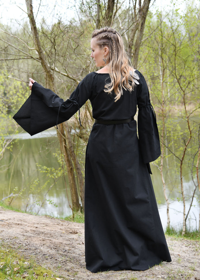 Keskiaikainen mekko Burglinde –  trumpettihihat