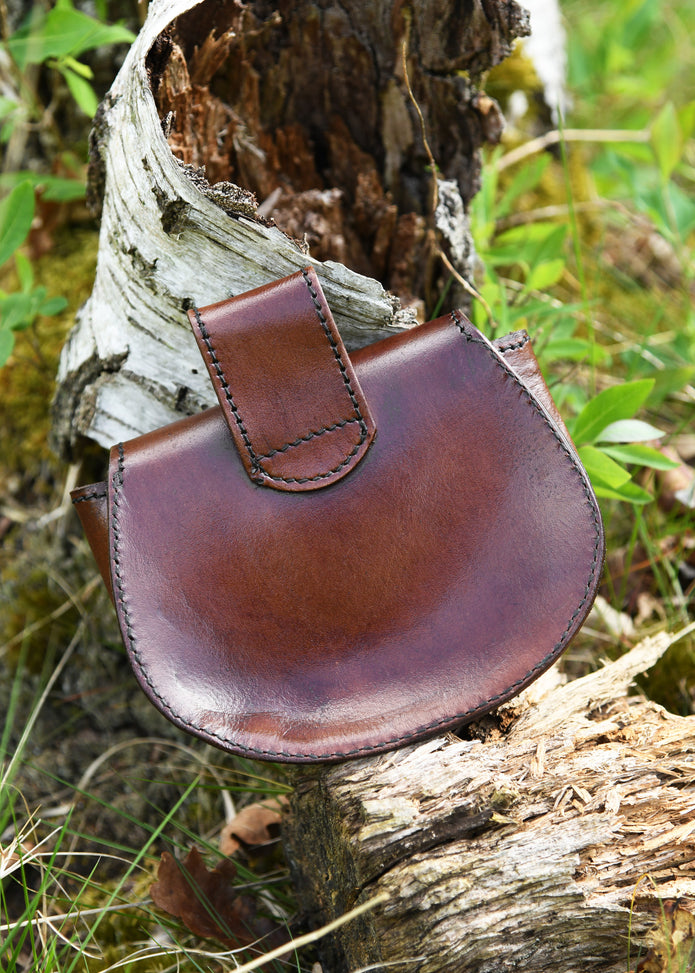 Nahkainen vyölaukku – kelttikoristein, messinkilukolla