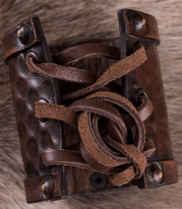 Nahkaranneke, kuoppakoristelu