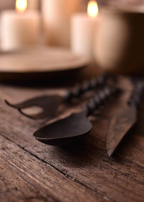 Käsin taottu aterinsetti – veitsi, haarukka ja lusikka nahkaisessa pussissa