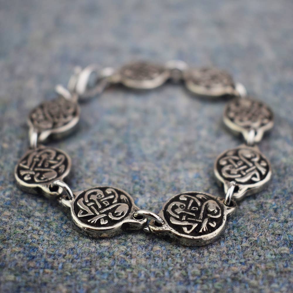 Viikinkikuvioinen rannekoru – moderni koru historiallisella hengellä