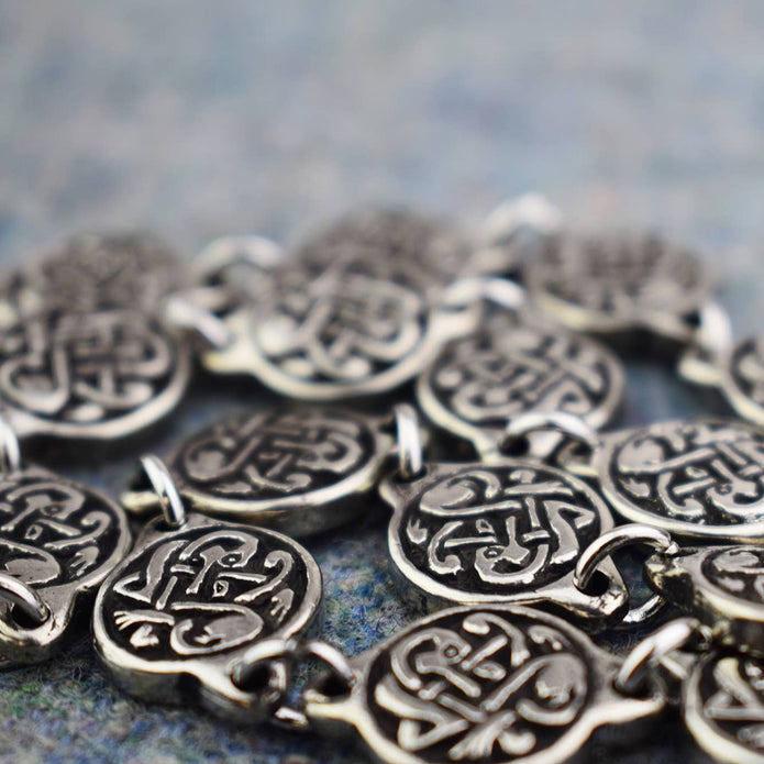 Viikinkikuvioinen rannekoru – moderni koru historiallisella hengellä