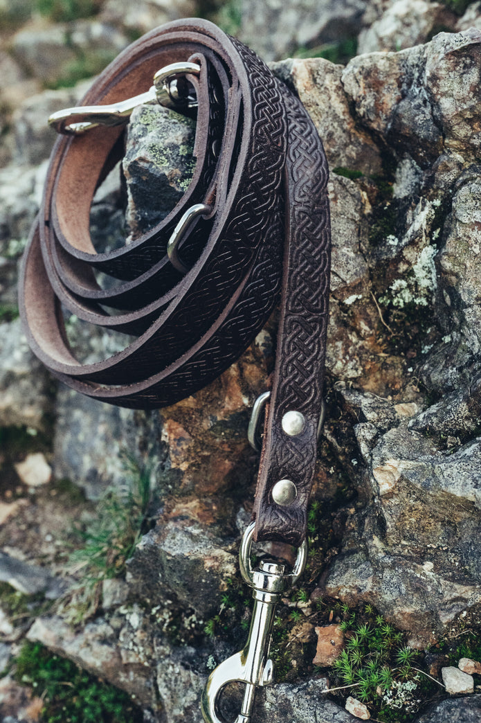 Koiran talutushihna "Ferris", kelttikuvioitu, tummanruskea