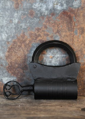 Käsintaottu riippulukko, taottua rautaa