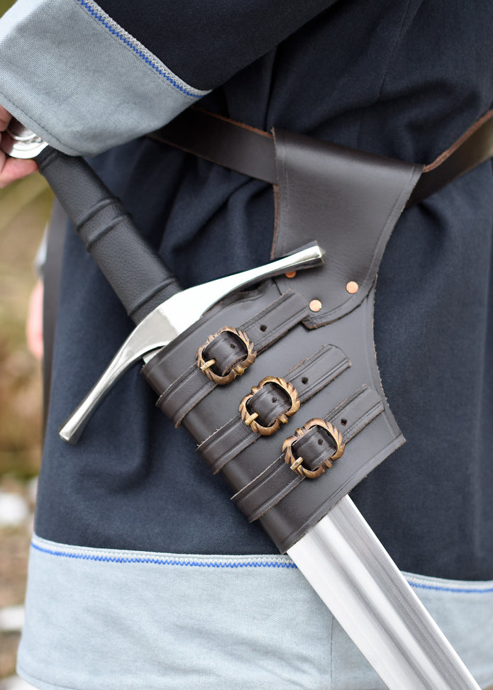 Säädettävä miekanpidike kolmella soljella, ruskeaa pehmeää nahkaa