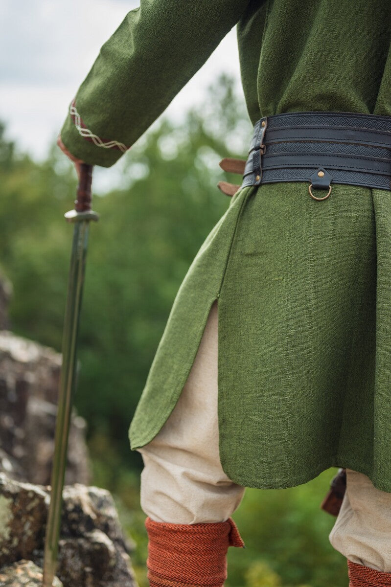 Viikinkitunika Freki, käsinkirjailtu
