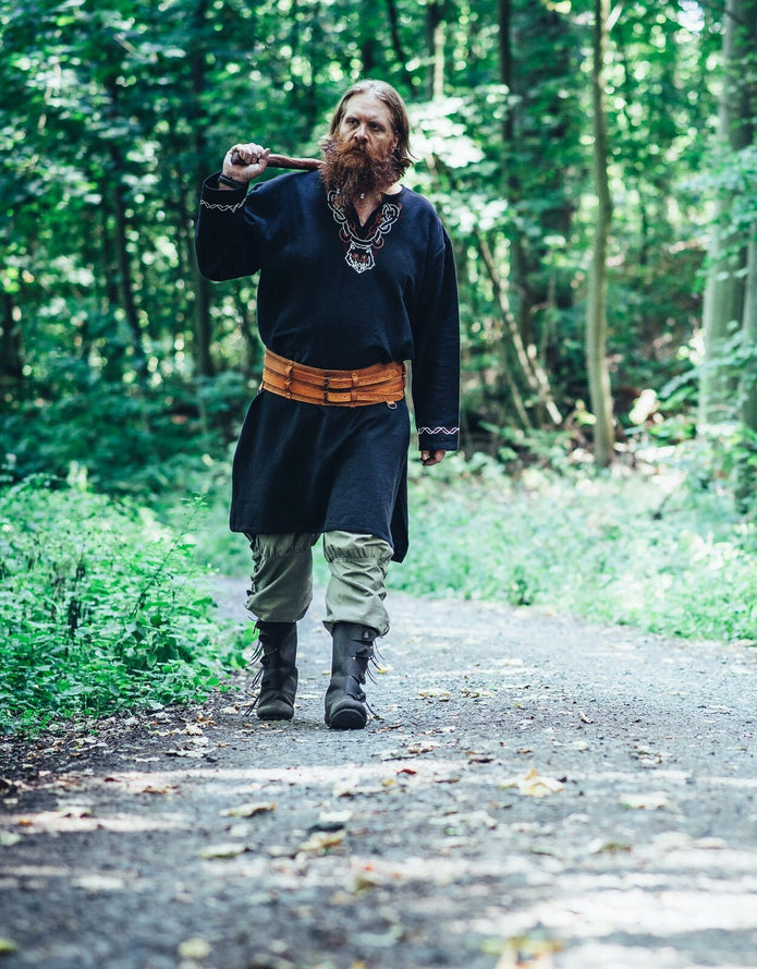 Viikinkitunika Freki, käsinkirjailtu