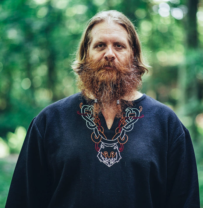 Viikinkitunika Freki, käsinkirjailtu