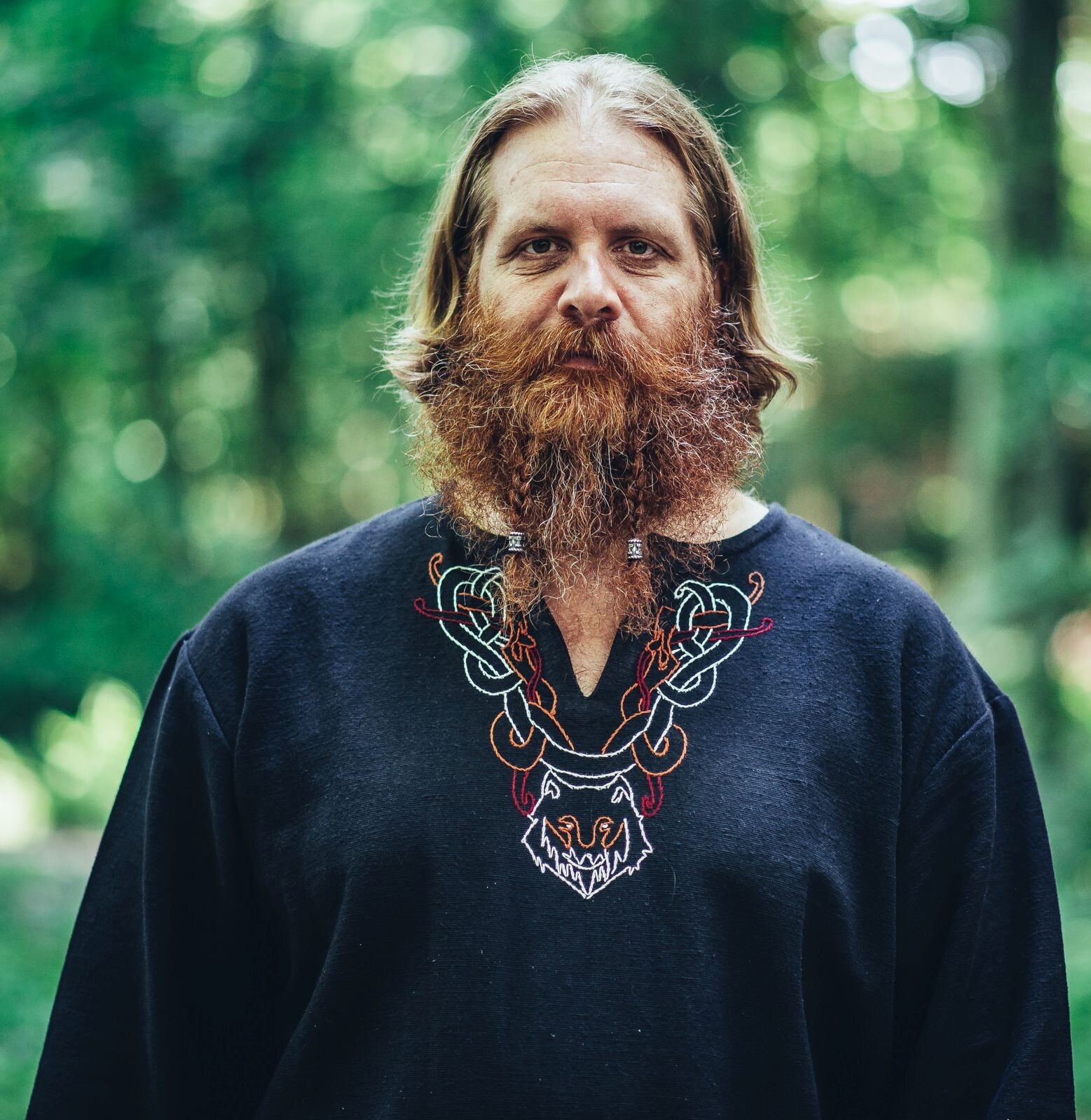 Viikinkitunika Freki, käsinkirjailtu