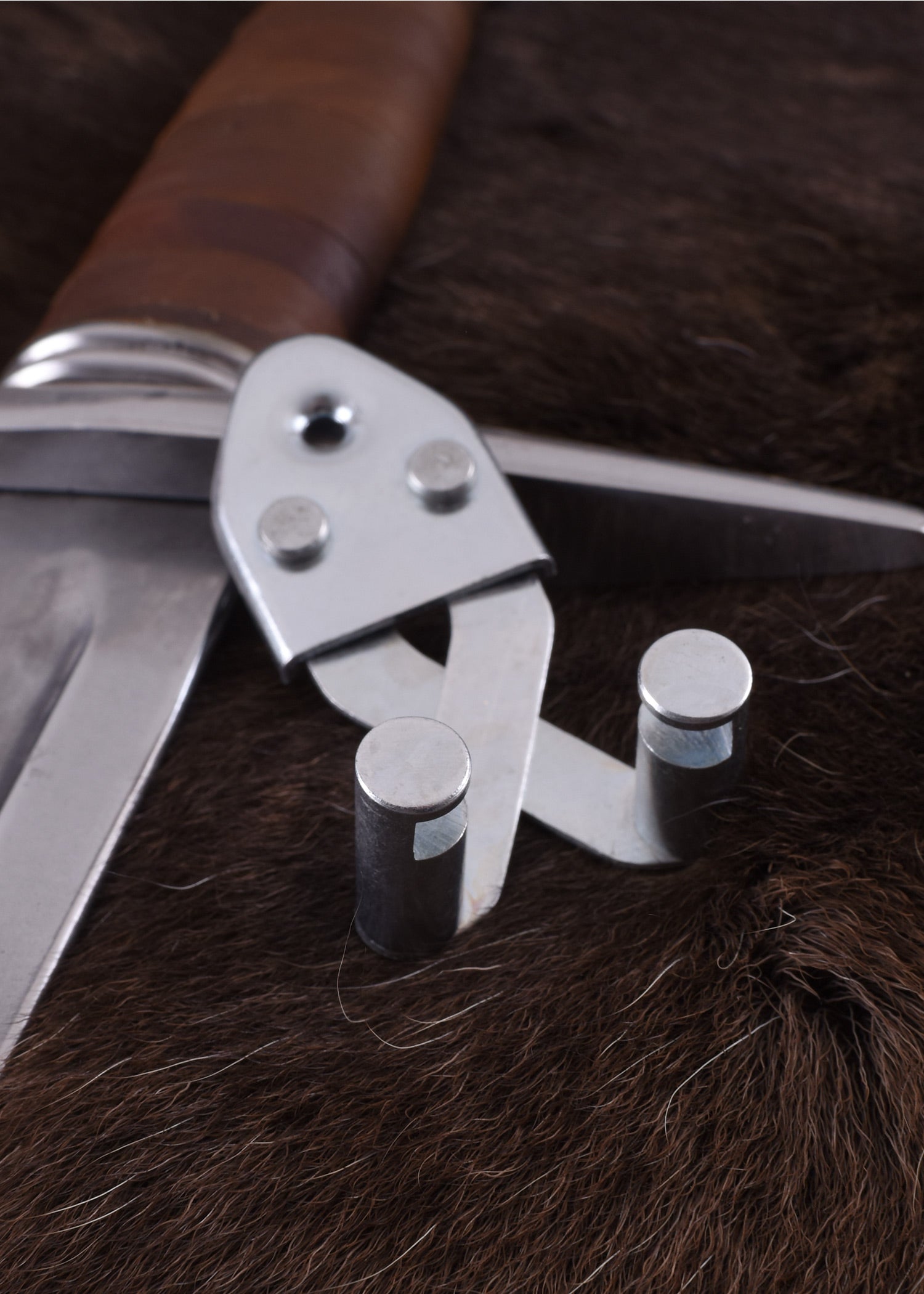 Miekan seinäpidike, säädettävä