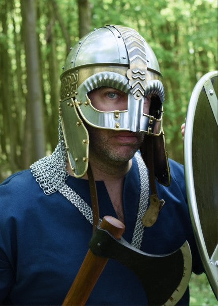 Beowulf kypärä poskisuojilla ja niskaa suojaavalla rengaspanssarilla