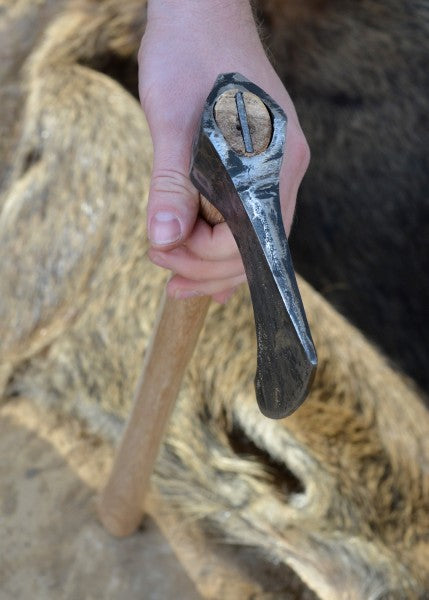 Käsintaottu teräskiila kirveen ja vasaran varsiin – useita kokoja