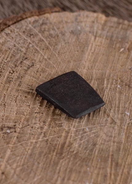 Käsintaottu teräskiila kirveen ja vasaran varsiin – useita kokoja