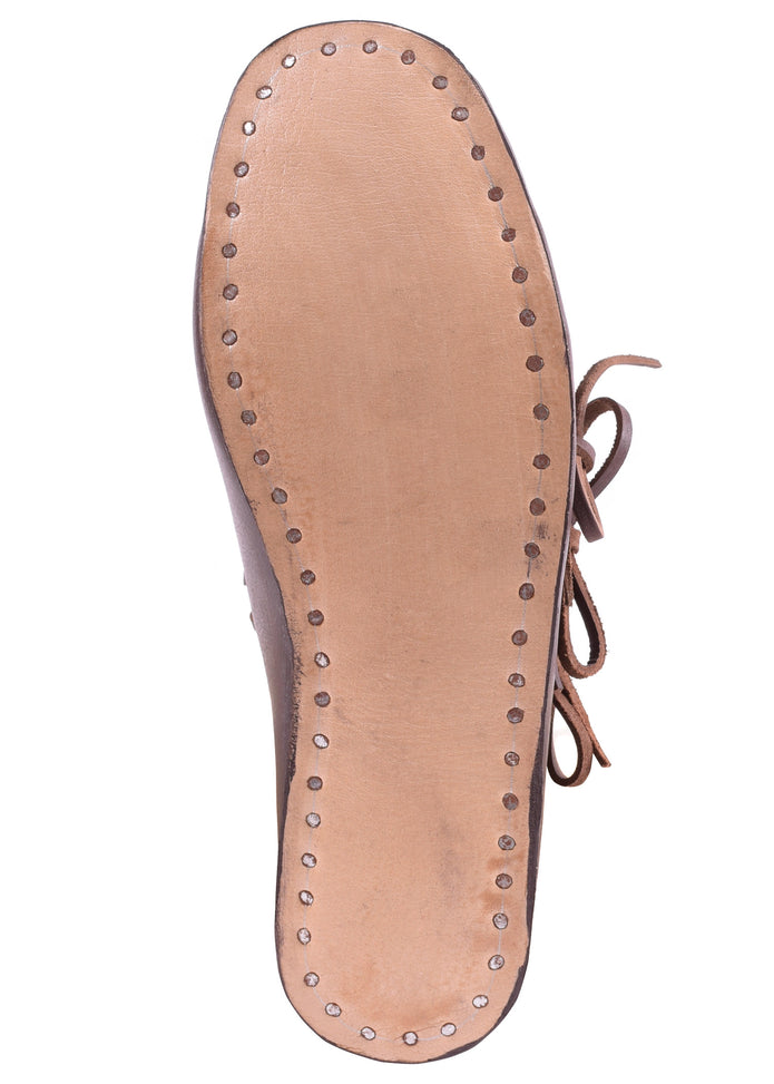 Edestä nyöritettävä myöhäiskeskiaikaisen mallin mukaiset kengät